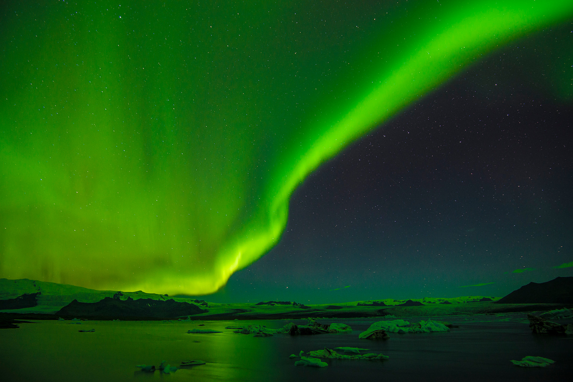 Aurora above the glacier lagoon