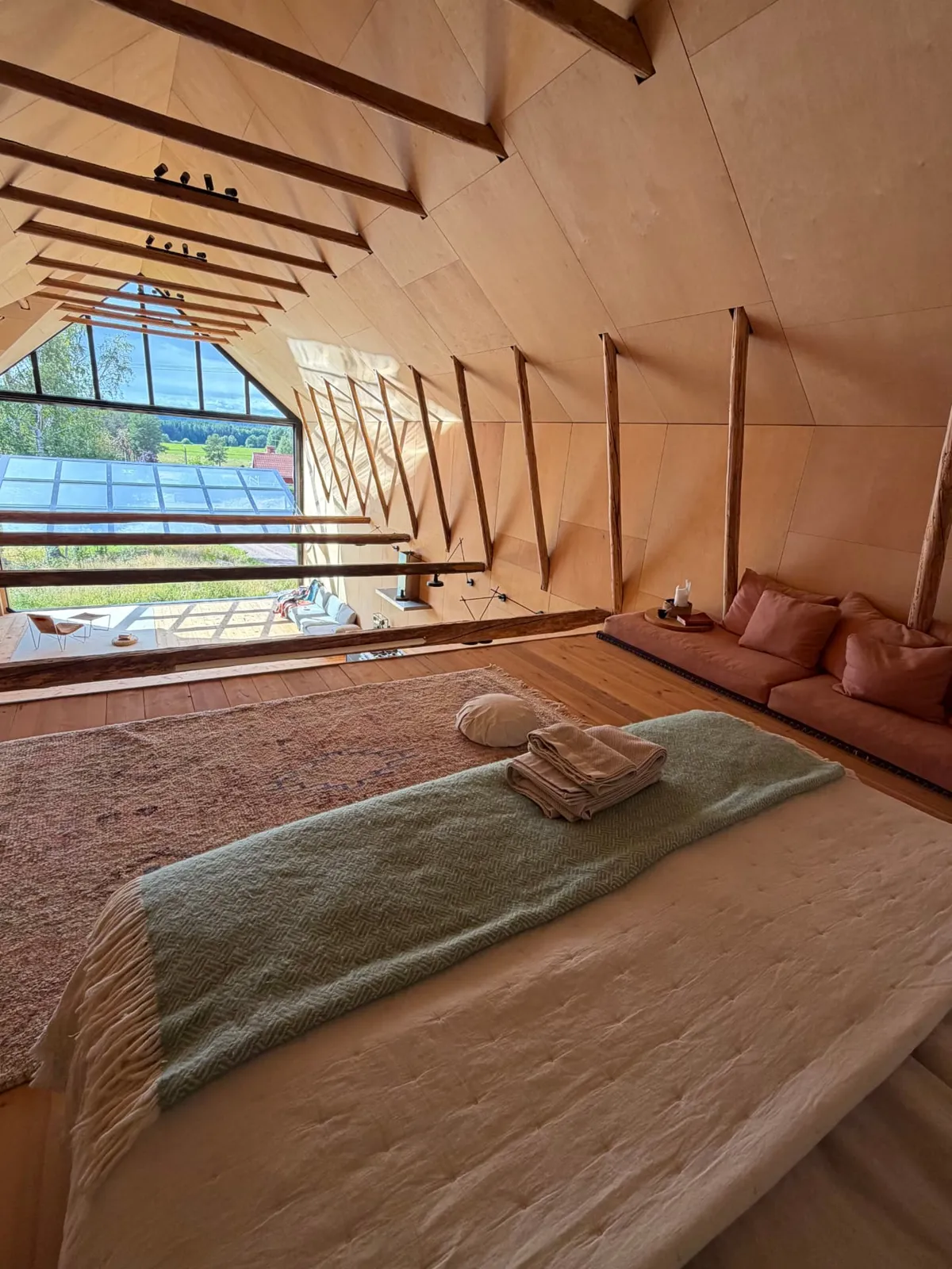 The light-filled loft with wooden beams and the glass gable